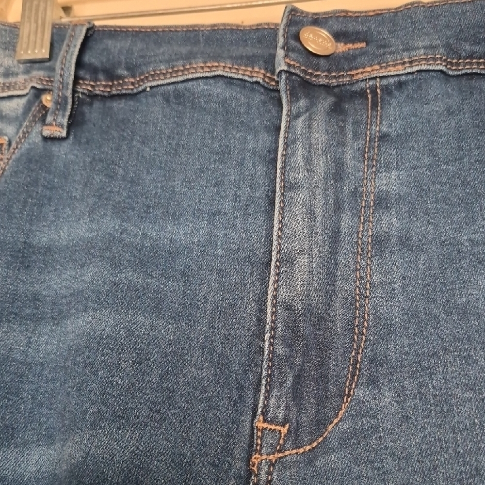 Woman's Blue Jeans - Picture 4 of 12